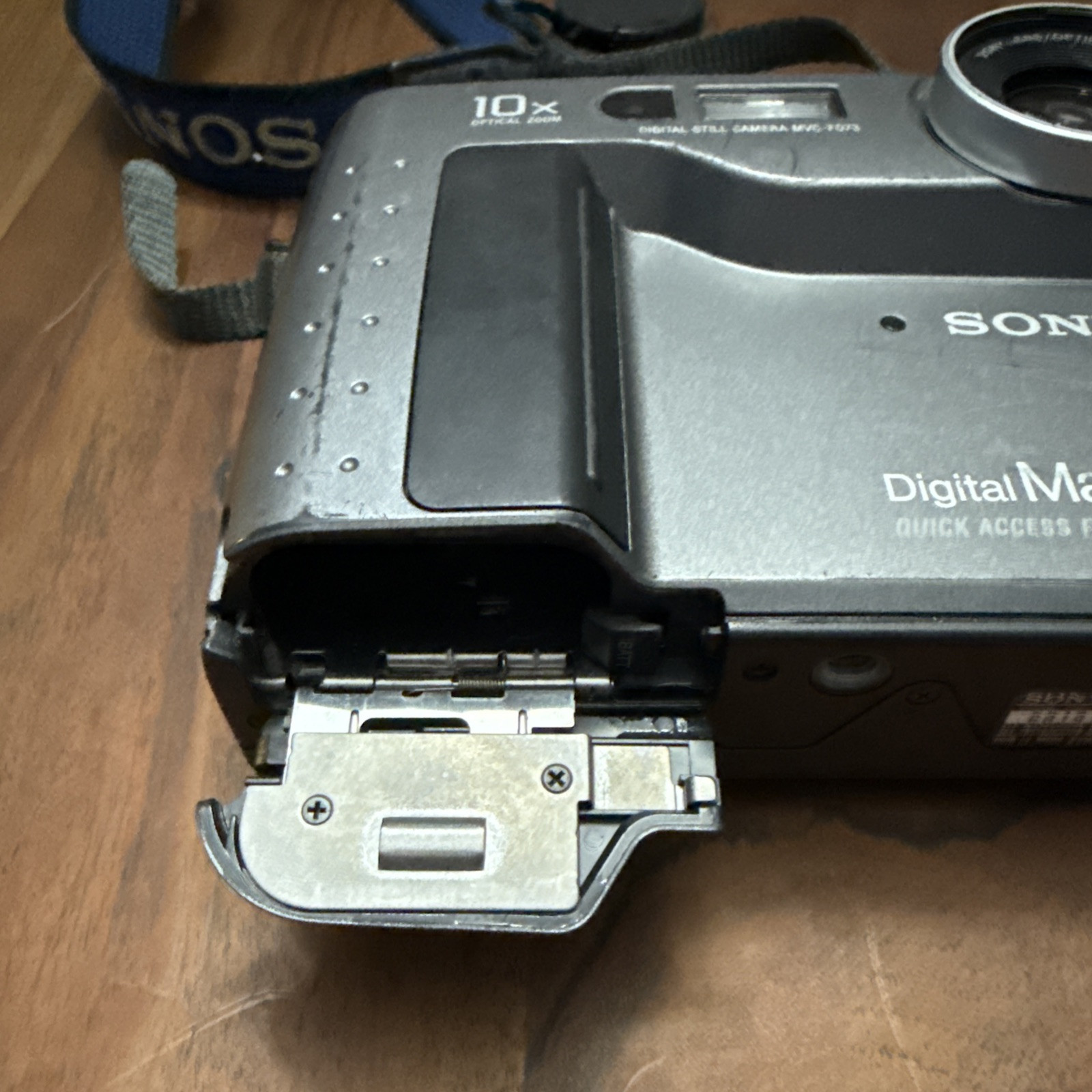 Sony Digital Camera Mavica MVC-FD73 0.4MP 10X Optical Zoom Floppy Disk UNTESTED