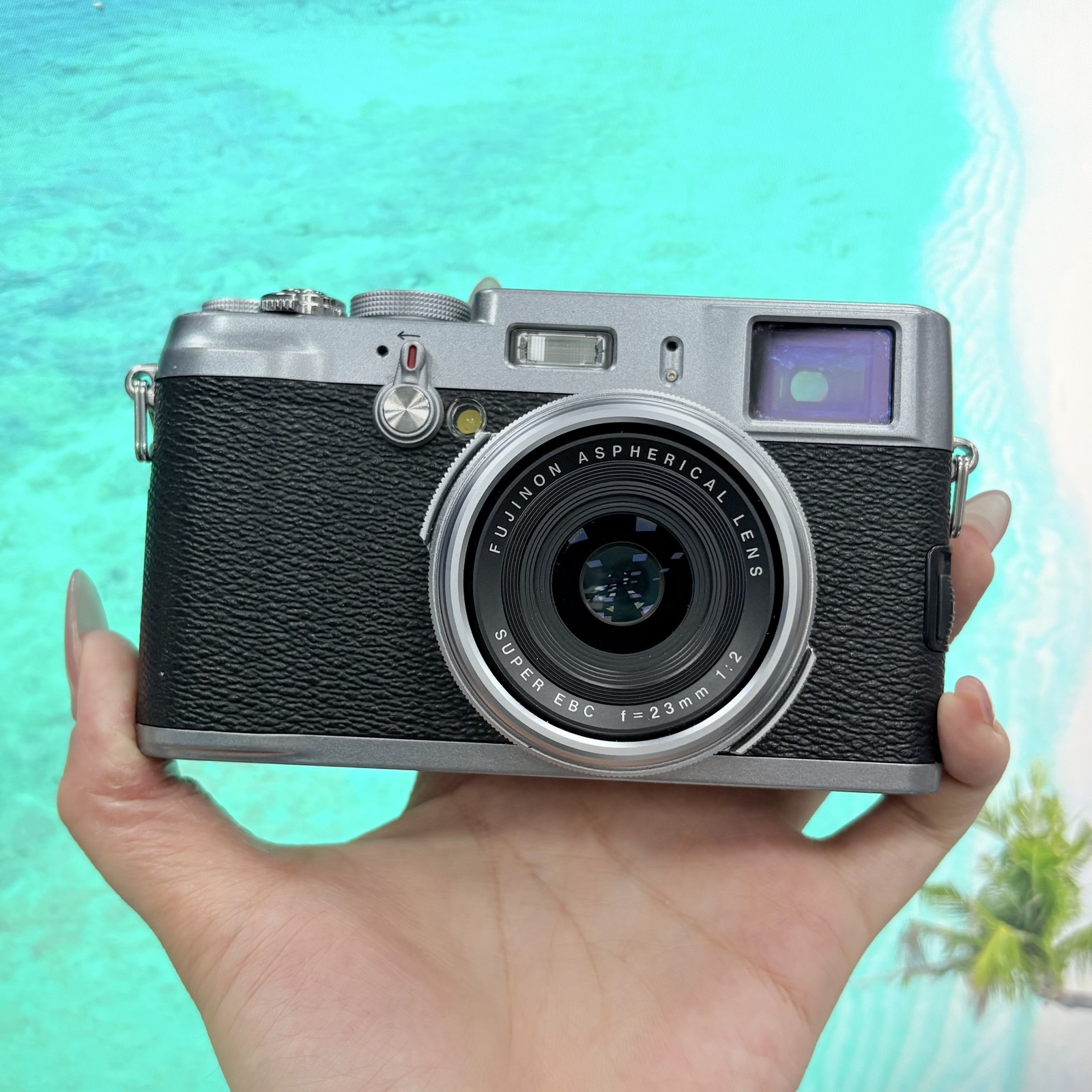 Fujifilm X100 12.3MP APS-C CMOS EXR 4x Optical Zoom Digital Camera -90%NEW