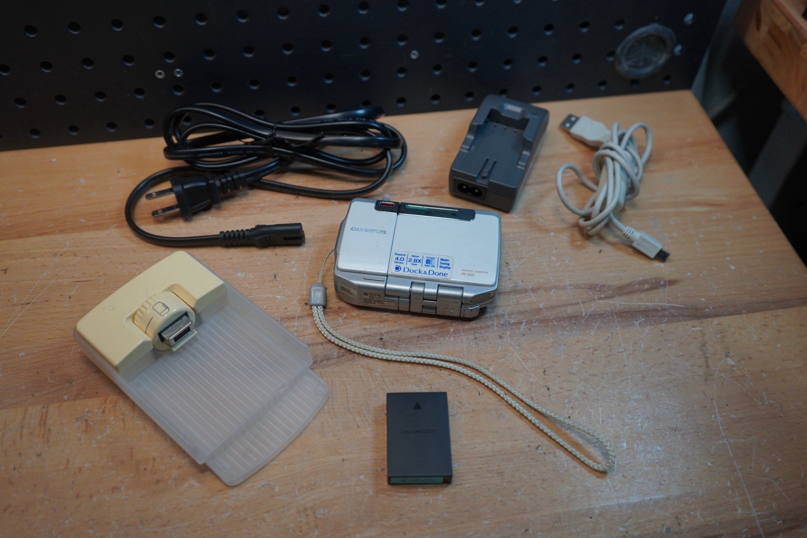 (i) Olympus IR-500 4MP Digital Camera Tested W/ Battery, Charger Dock & Memory