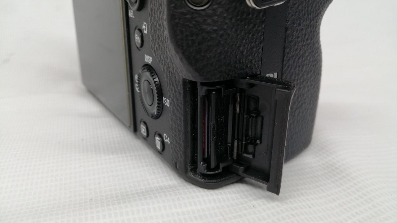 Mirrorless Single Lens Reflex Lens Kit Model ILCE 7M2K SONY