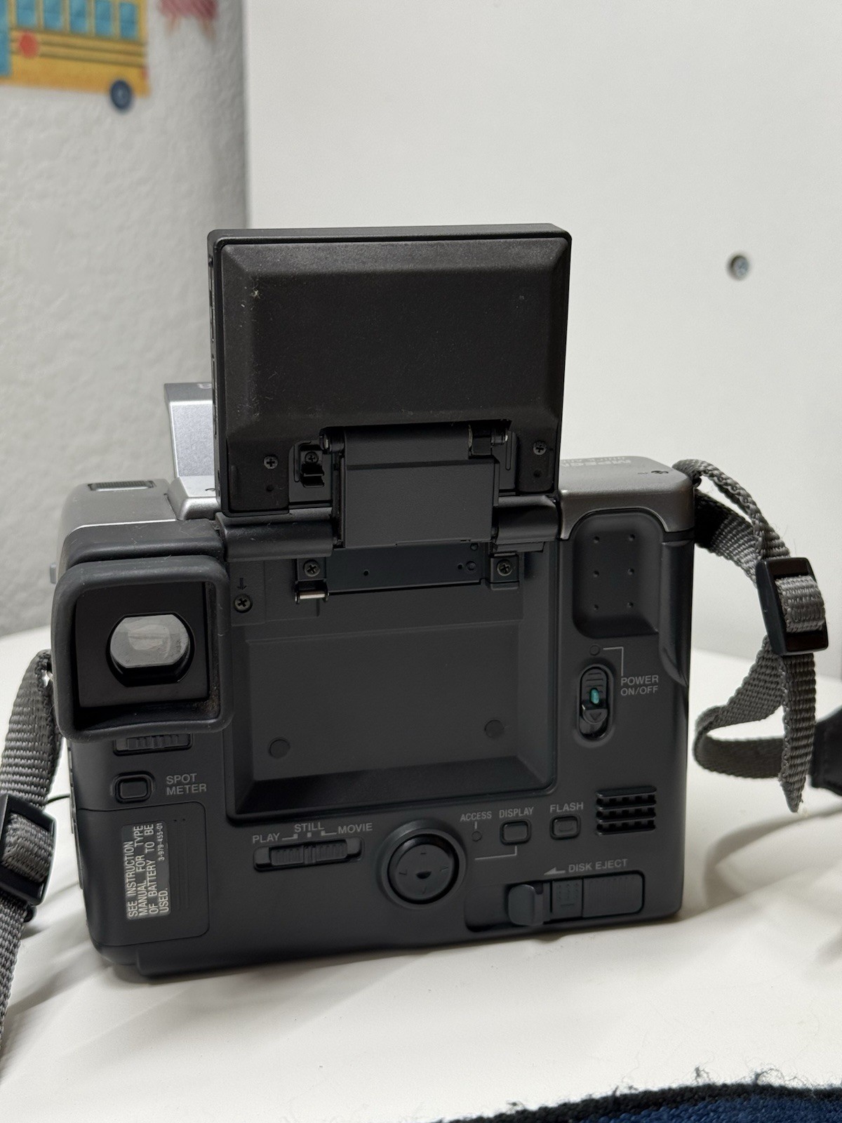 Sony Mavica MVC-FD91 0.8MP Compact Digital Camera 14x Zoom 2.5in LCD