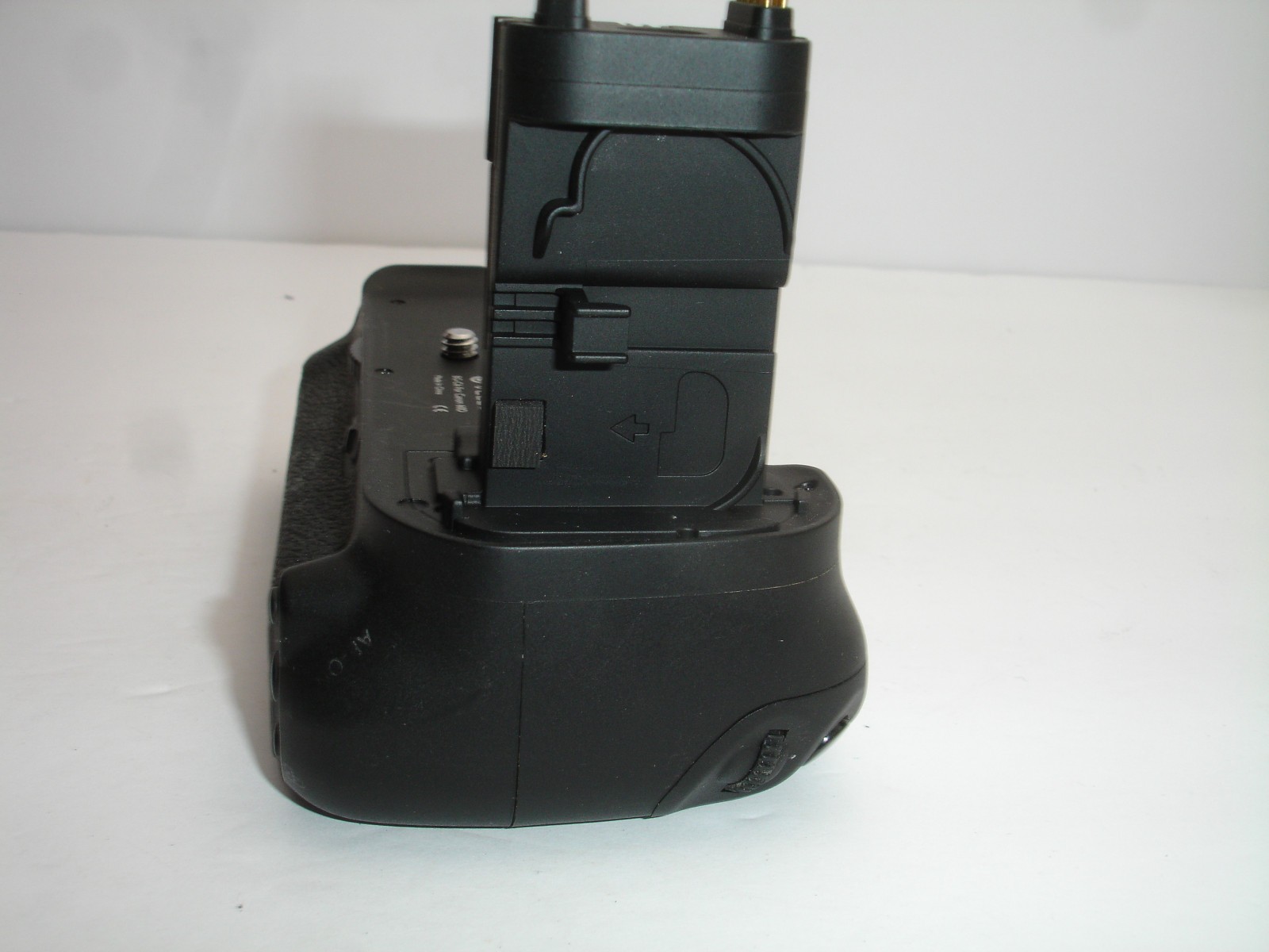 VELLO Vertical Battery Grip for Canon 60D ( Requires Battery ) BG-C6