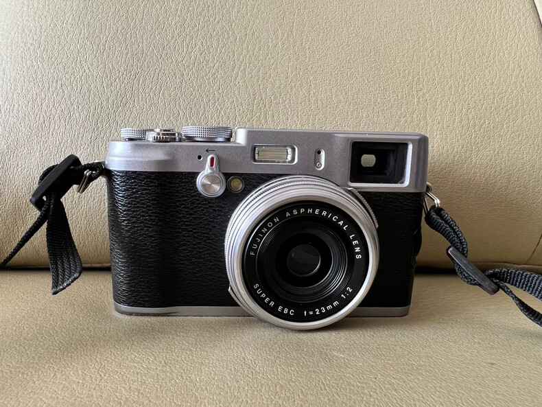 Fujifilm X100 12.3MP APS-C CMOS EXR 4x Optical Zoom Digital Camera -100% Working