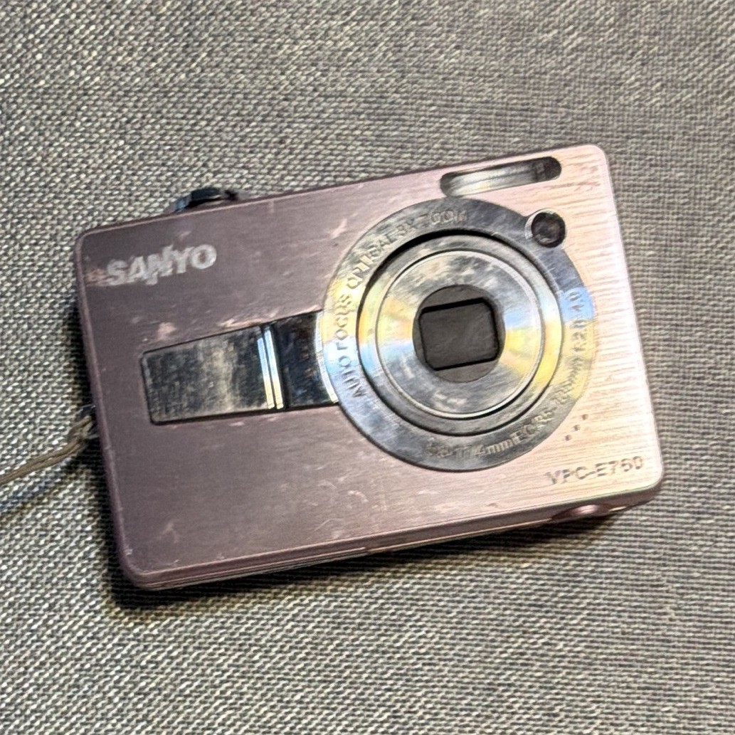 SANYO VPC-E760 7.1 MP Camera 3x Optical Zoom 2.7in FOR PARTS OR REPAIR Y2K