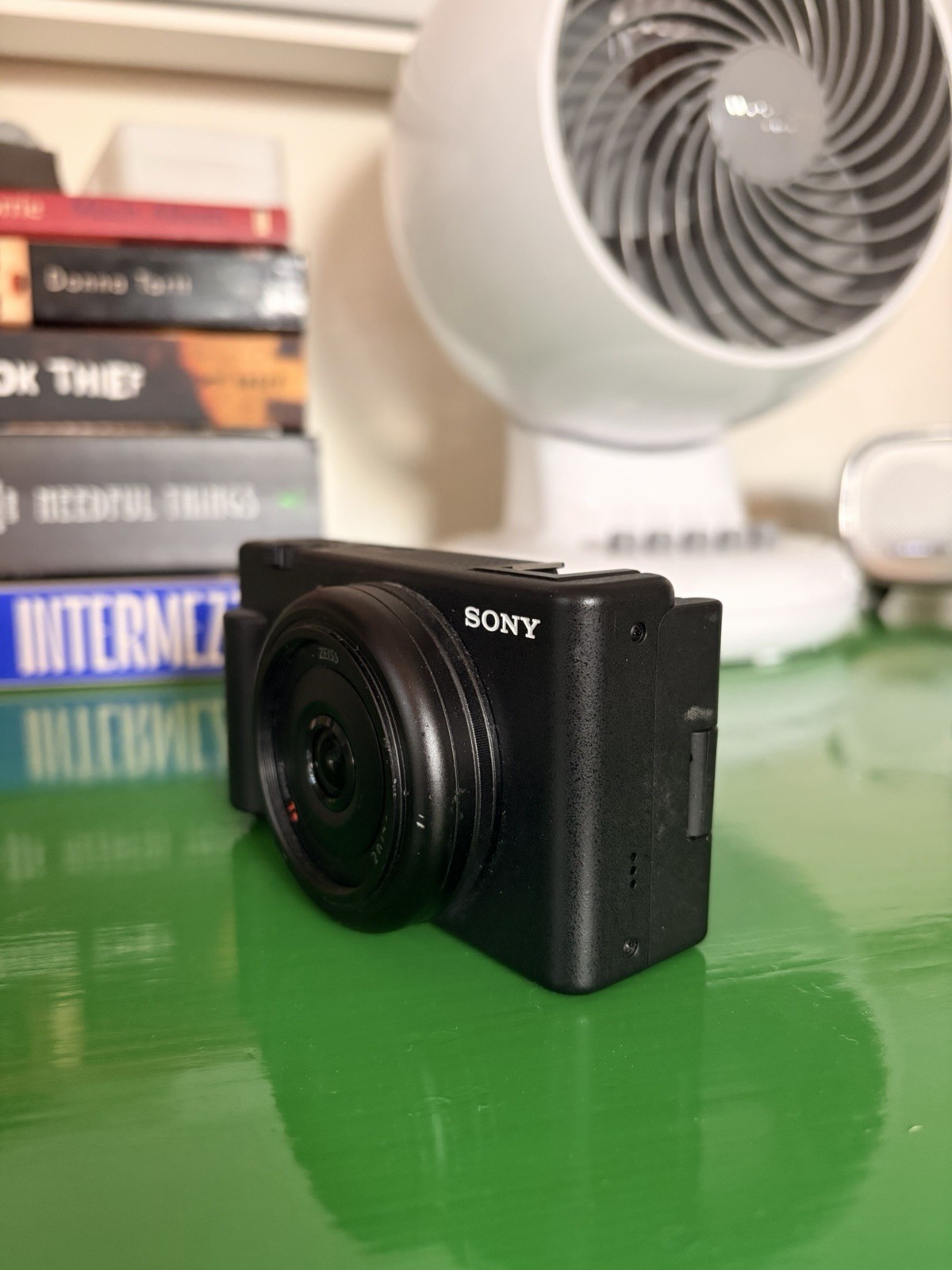 Sony ZV-1F 4K F/2 Vlogging Digital Camera Black, Brand New, Yes Charger/Battery