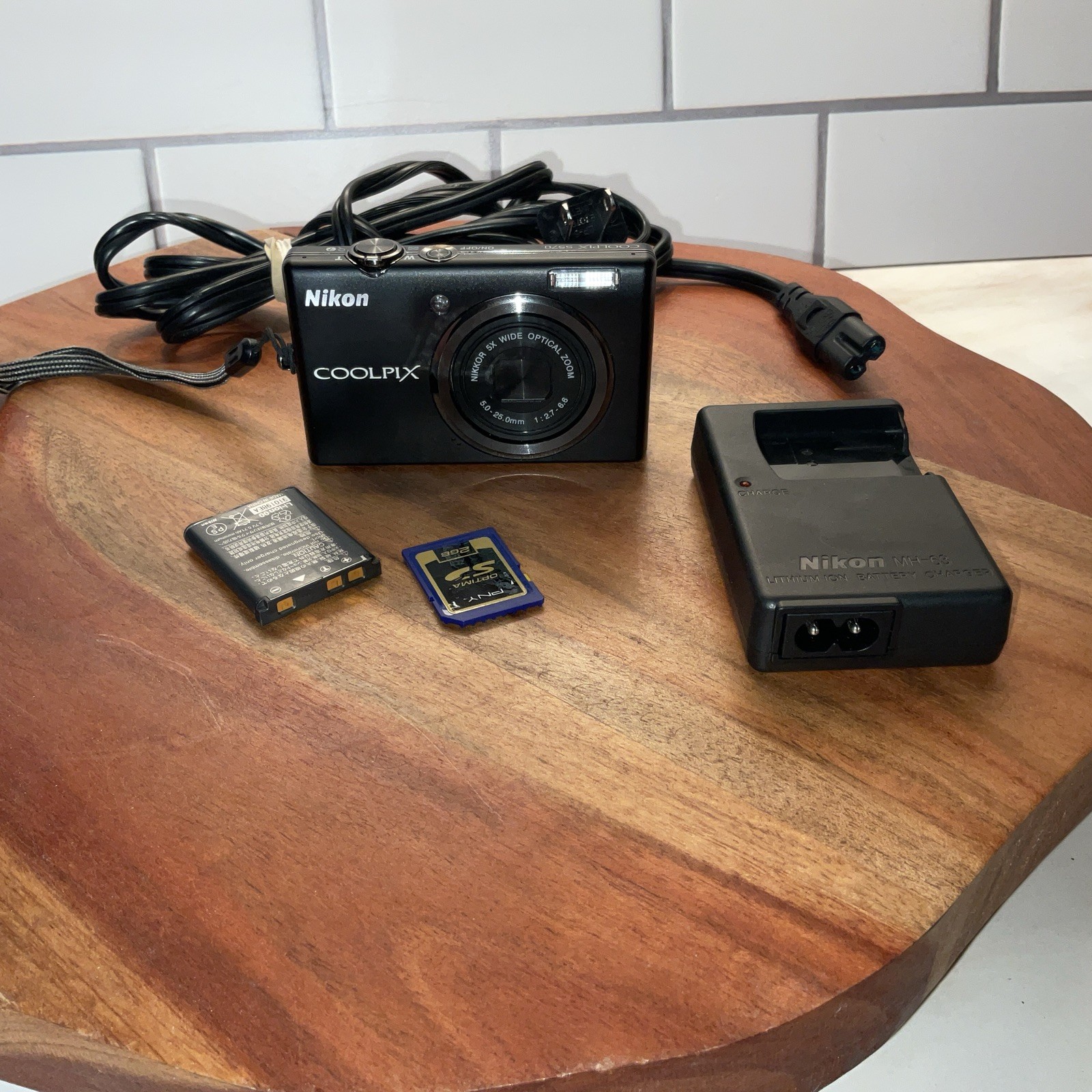 Nikon COOLPIX S570 12MP Digital Camera w/ Battery+Card Tested