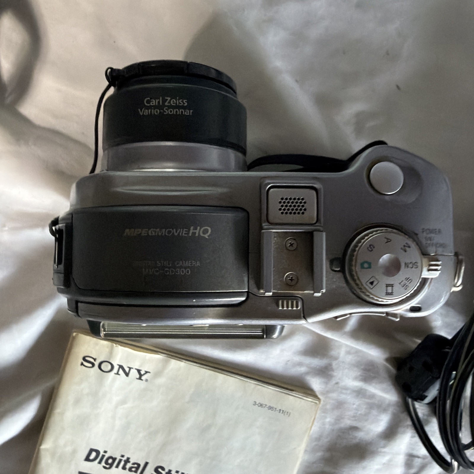 Sony Mavica MVC-CD300 Digital Camera 3.3MP 6x Zoom CD-RW