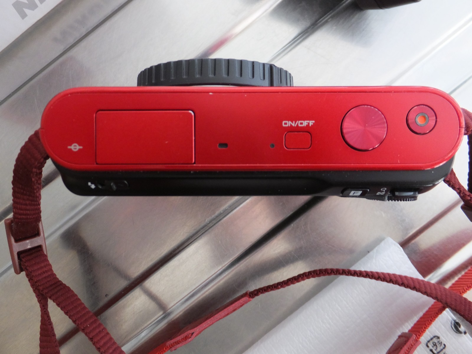 Nikon 1 J1 10.1 MP Red. Mirrorless DSLR Camera Body. Very Clean, Only 1805 Shots