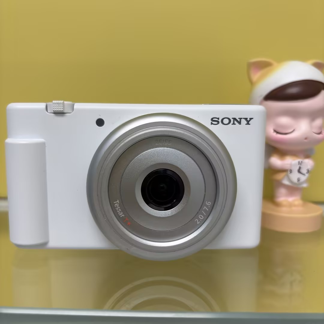 Sony ZV-1F Vlog Camera for Content Creators and Vloggers 95% New