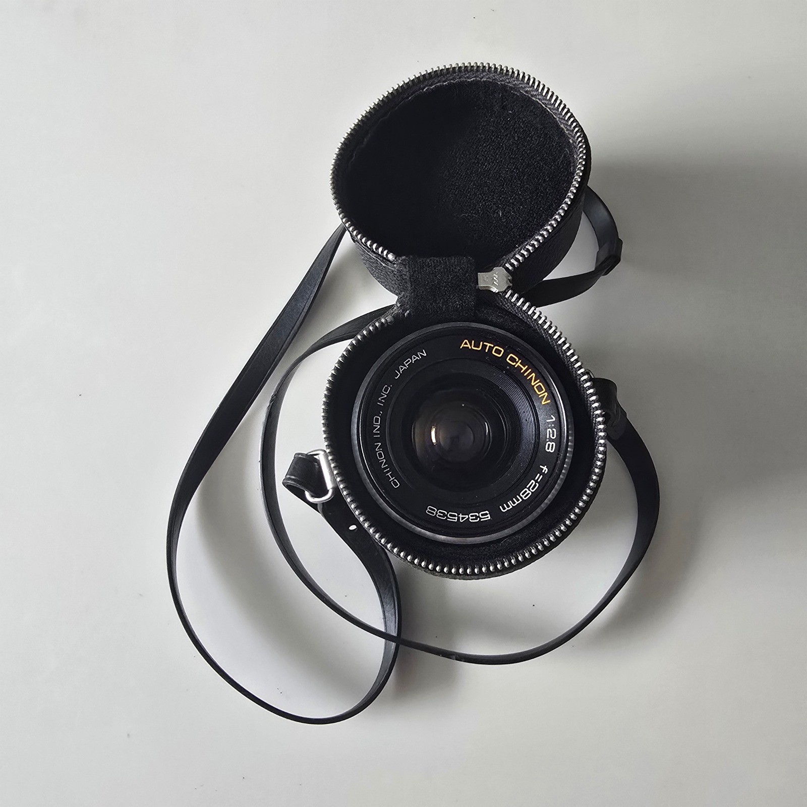 Auto Chinon 28mm f2.8 Wide Angle M42 Screw Mount Lens with Case Japan