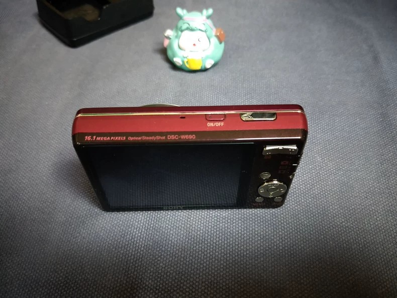Sony Cyber-shot DSC-W690 16.1MP Digital Camera 10x Zoom Camera English Red
