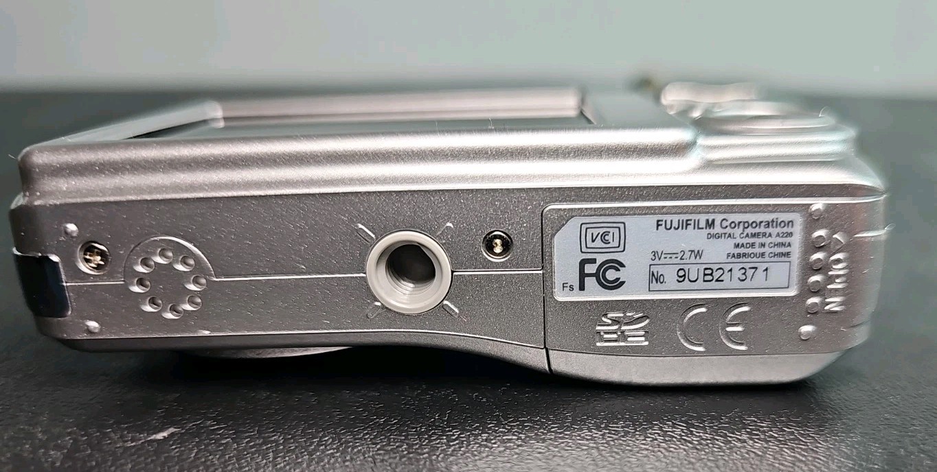 Nice Fujifilm Finepix A220 Compact 12.2MP Digital Camera Silver – TESTED -Read~~