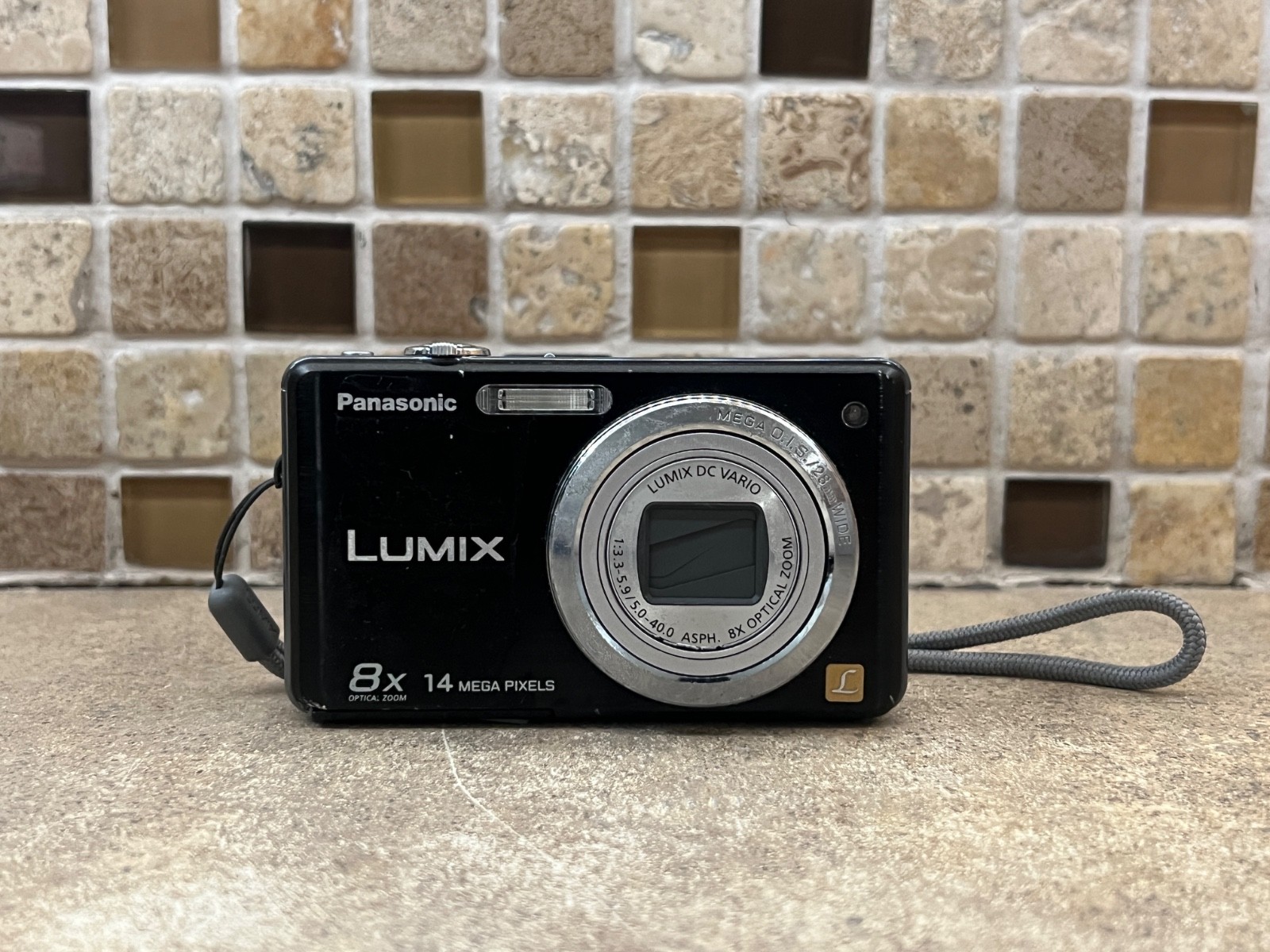 Panasonic LUMIX DMC-FH20 14.1MP 8x Optical Black Digital Camera W/ Battery