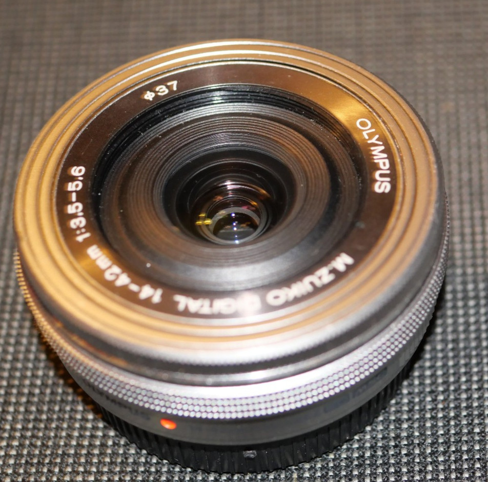 Olympus M.Zuiko Digital ED 14-42mm f/3.5-5.6 EZ Pancake Lens – Silver