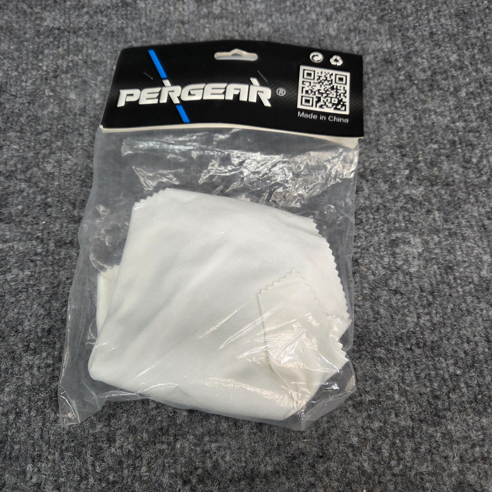 Pergear Cleaning Kit: Micro fiber Lens Cloth, Antistatic Gloves & Cleaning Brush