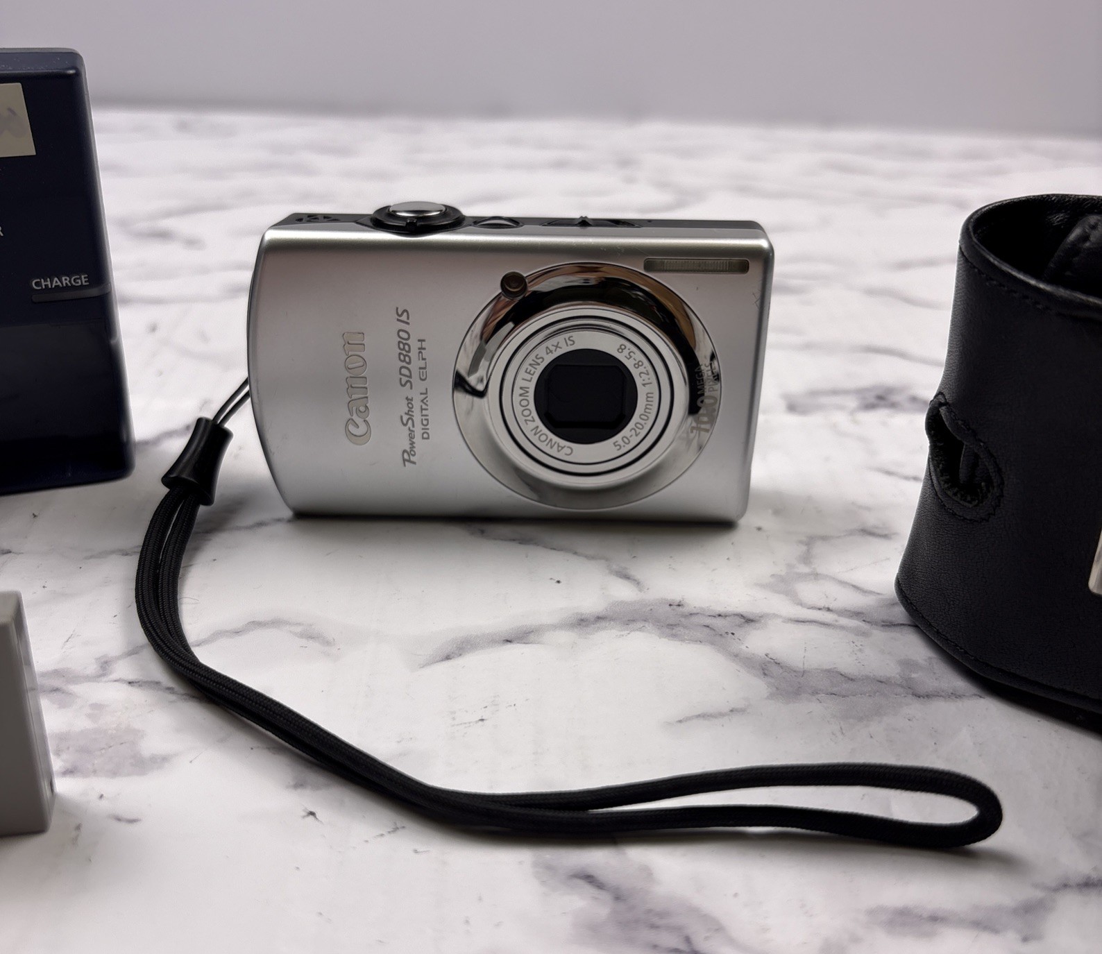 Canon PowerShot SD 880 IS Digital ELPH 10.0MP 4x W 2 Batteries & SD Card Tested