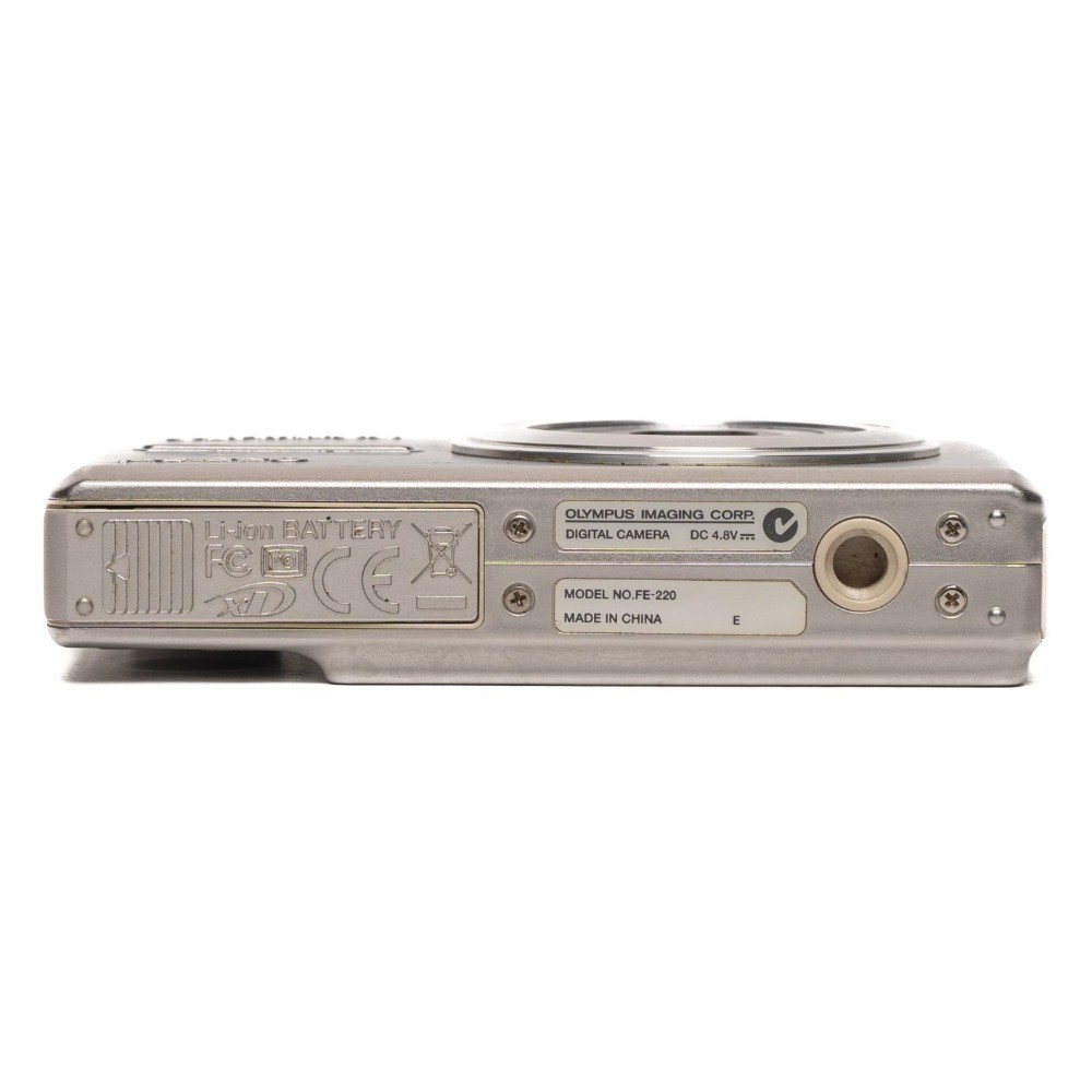 Olympus FE-220 Digital Camera 7.10 MP 3x Optical Zoom Built-in Flash Silver