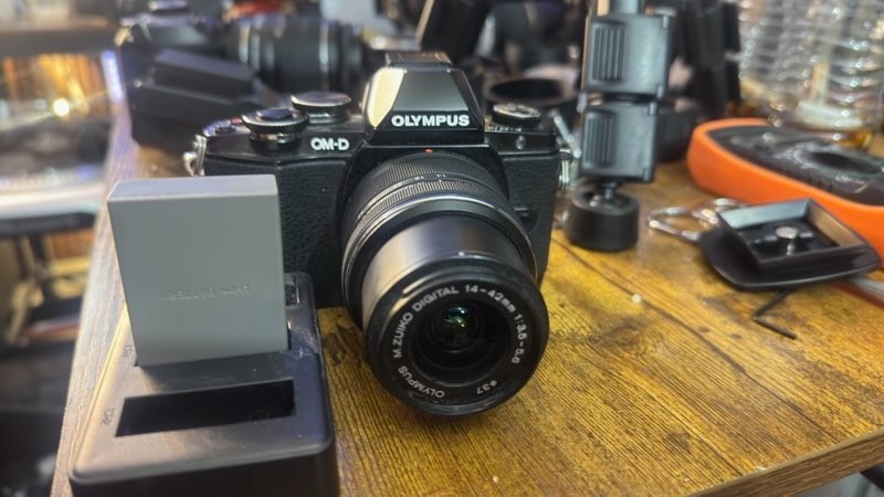 Olympus OM-D E-M10 16.1MP M4/3 Body With Olympus 14-42 IIR Lens + 2 Batteries