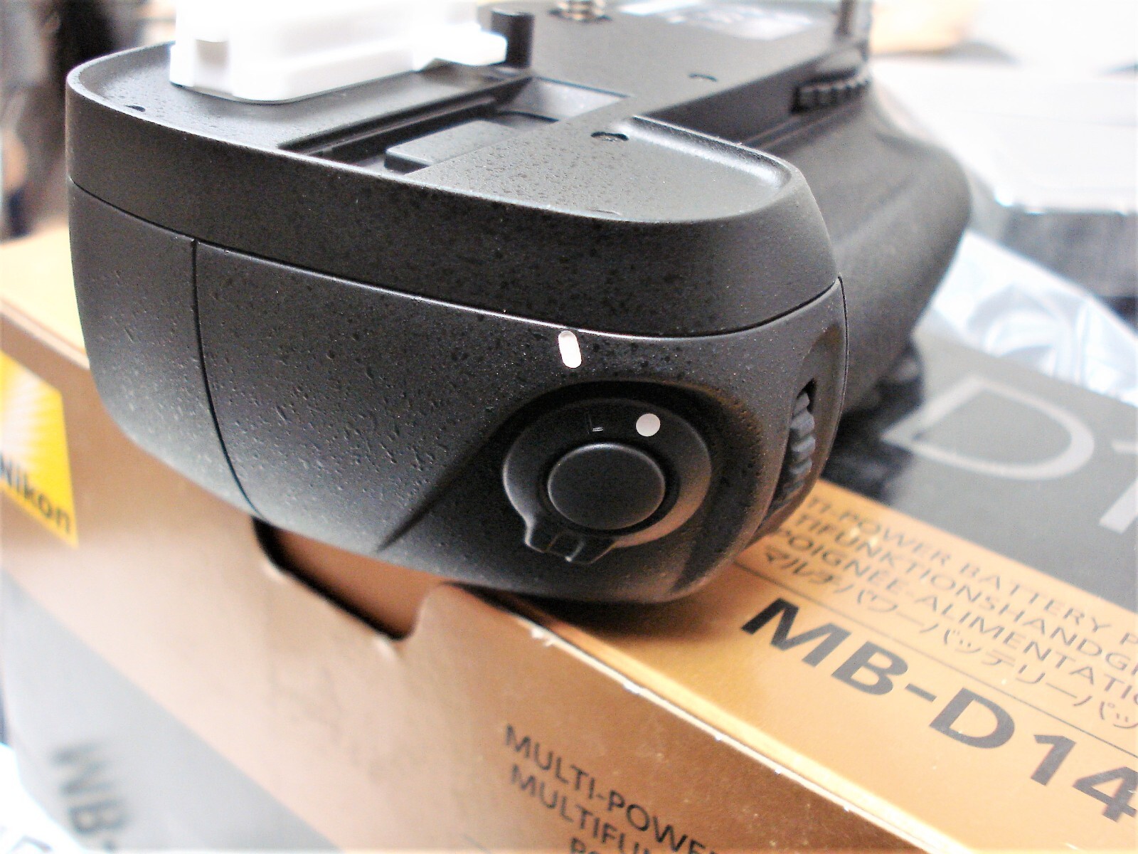 NEW Original OEM MB-D14 Vertical Battery Grip for NIKON D610 D600 Camera EN-EL15