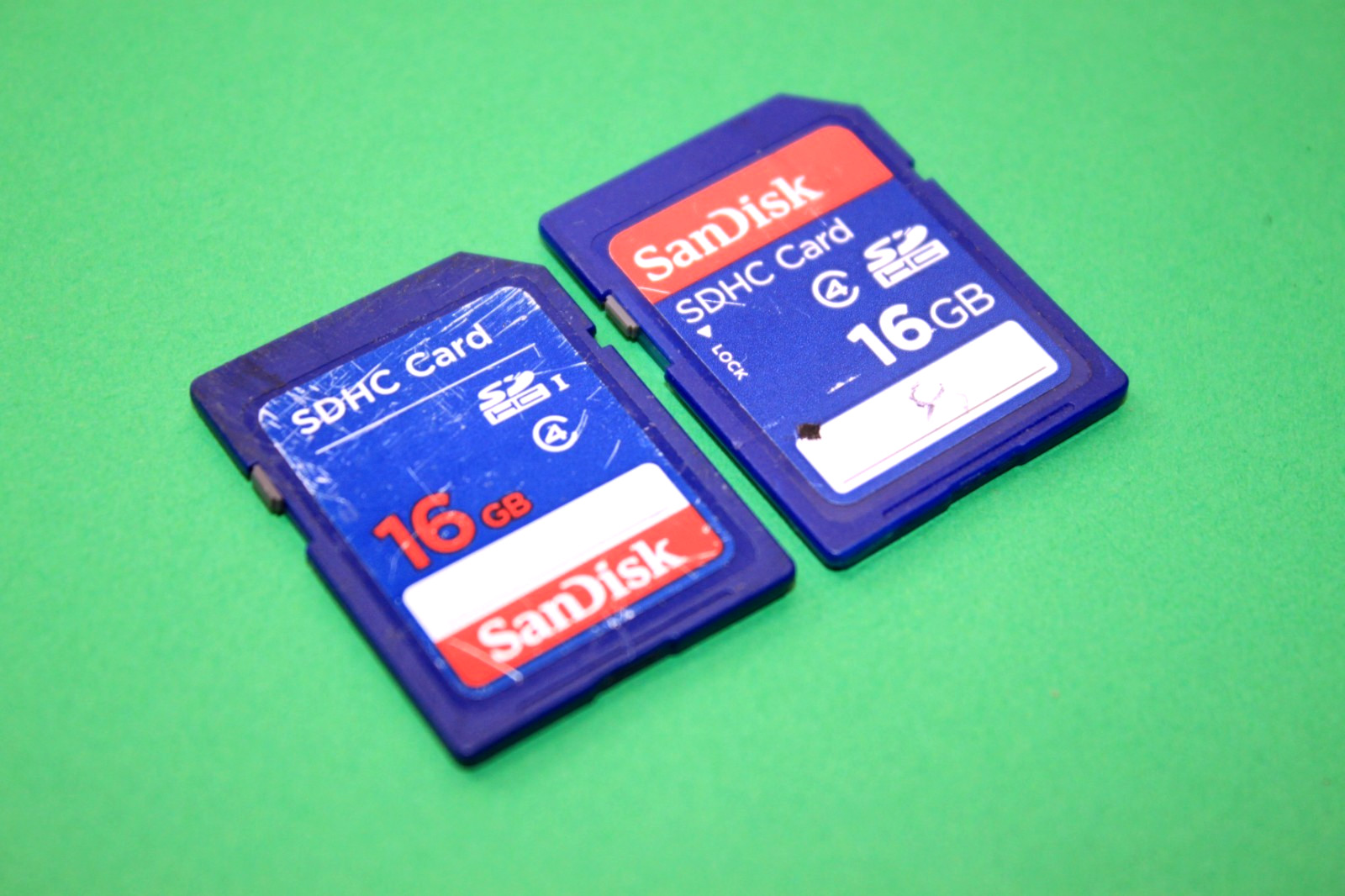 Lot of 2 Sandisk SDHC 16 GB Memory Card Class 4