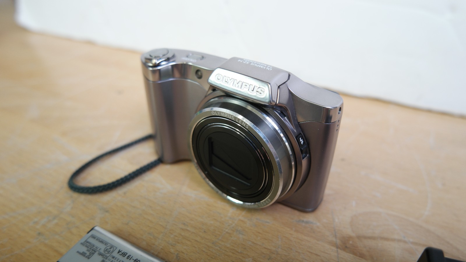 Olympus SZ-14 14MP Digital Camera w/24x Optical Zoom Silver Tested working