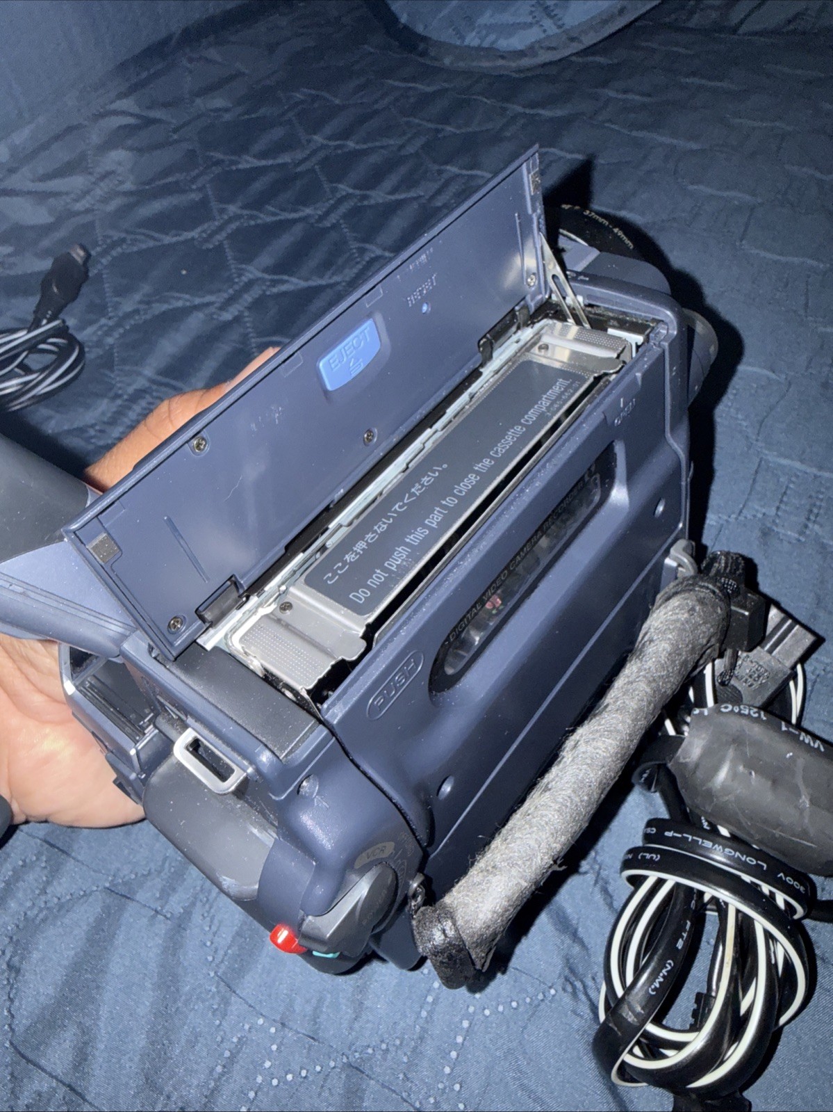 Sony Handycam DCR-TRV140 NTSC Digital 8 w/Nightshot – TESTED W/ Adapter Charger