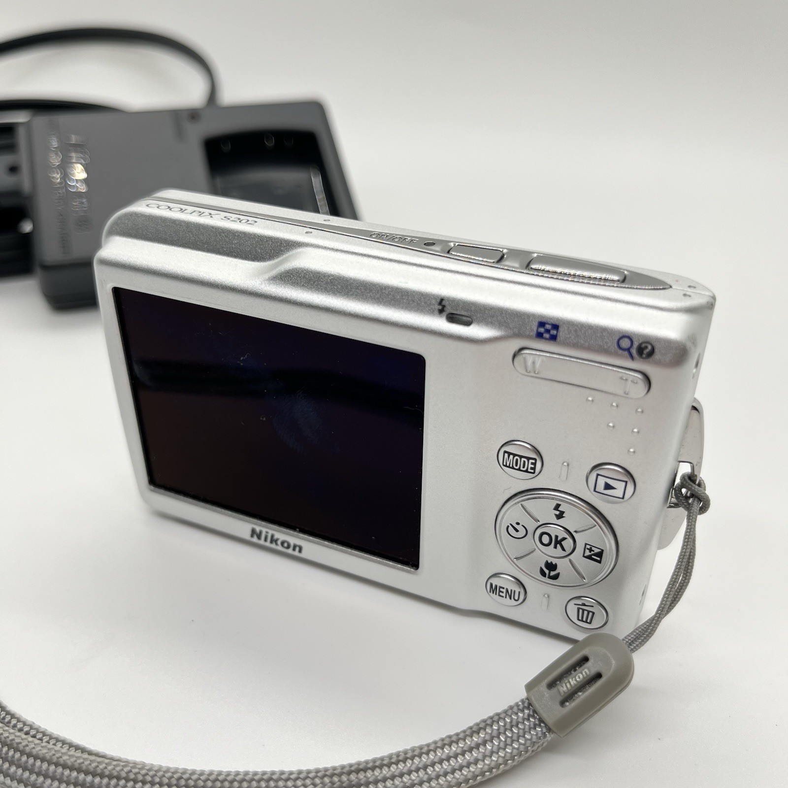 Working Nikon CoolPix S202 Digital Camera 8.0MP 3x Zoom w/Battery, SD Card, Box