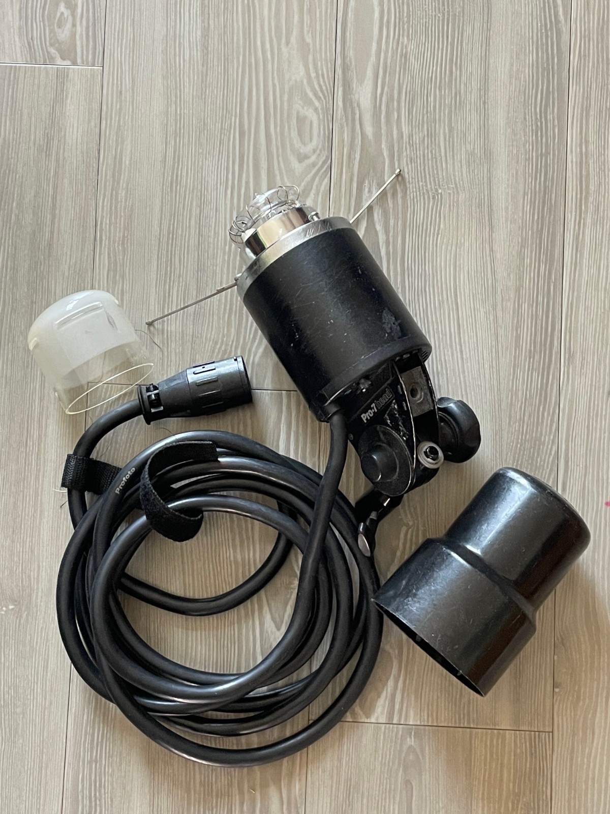 Working: Profoto Pro-7 Flash Head; Clean Cable, Glass Dome, Flash Tube