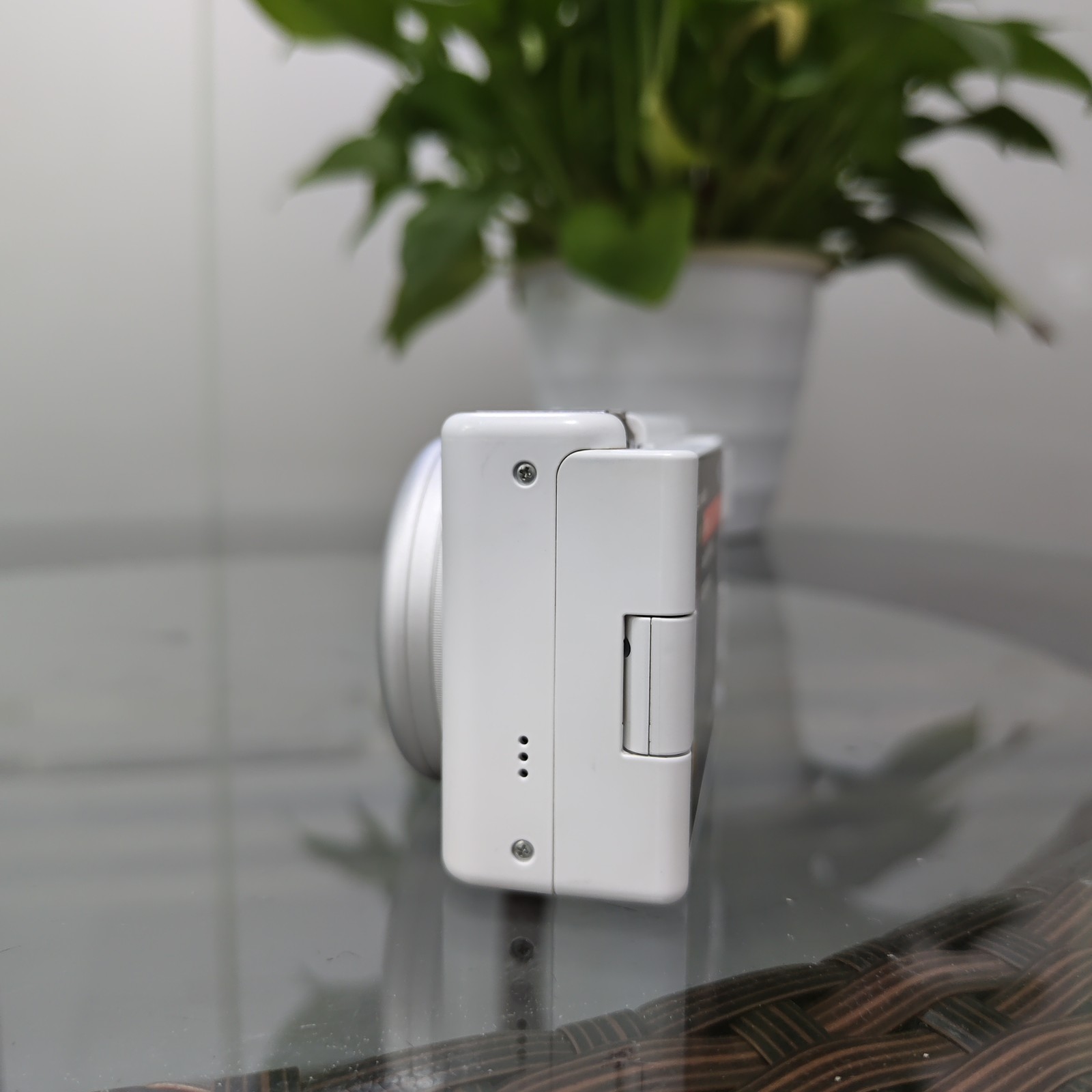 Sony ZV-1F 20.1MP 4K Vlog Camera Flip Screen For Content Creators English White
