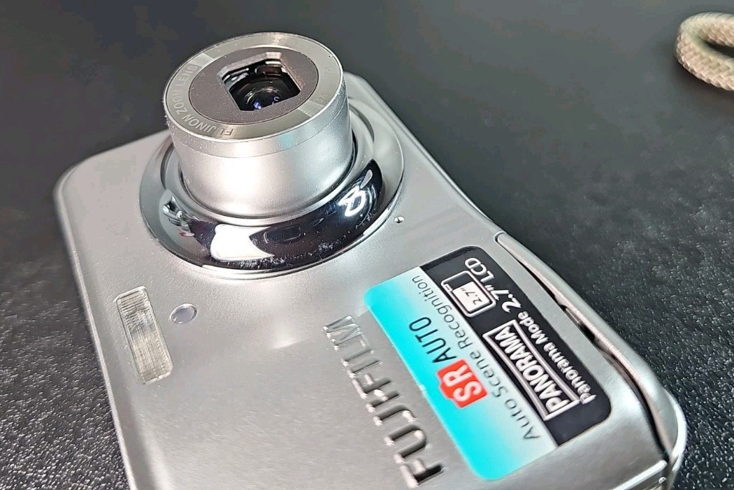 Nice Fujifilm Finepix A220 Compact 12.2MP Digital Camera Silver – TESTED -Read~~