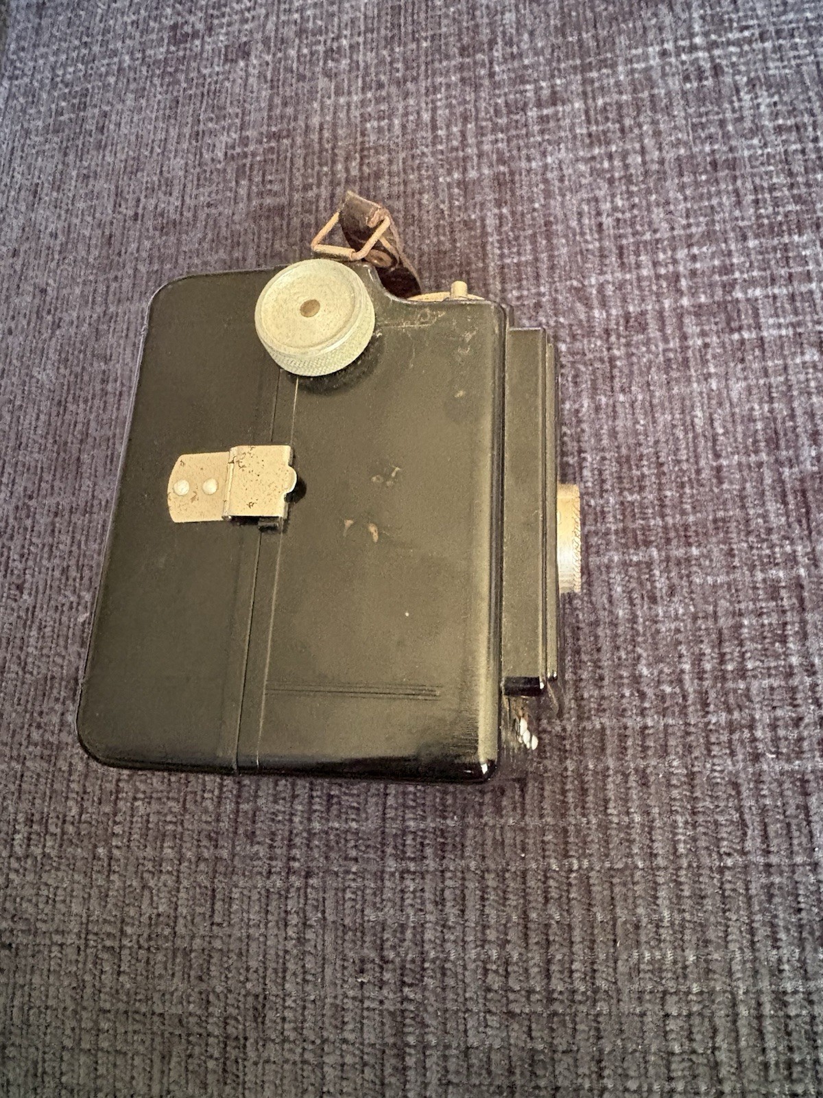 Genos Rapid Medium-Format Box Camera From 1950s With Leather Case