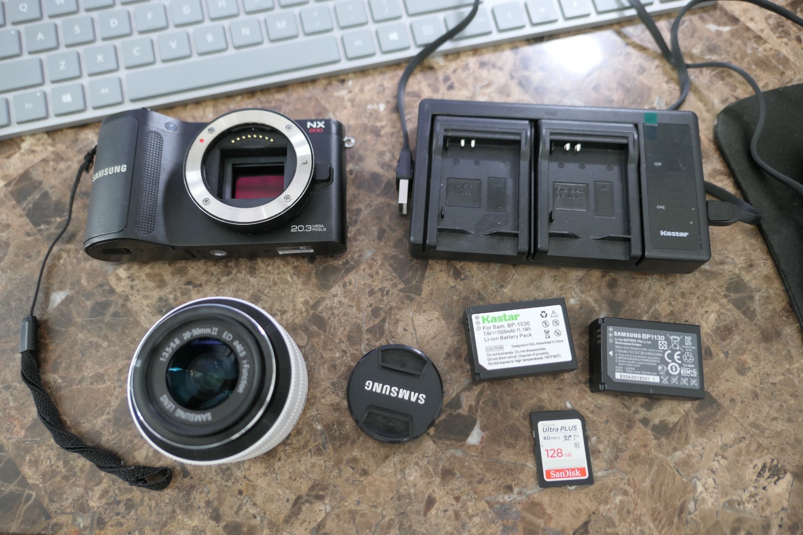 Samsung NX NX20 20.3MP Digital Camera (Kit w/ NX 20-50mm Lens) w/ 128GB Memory