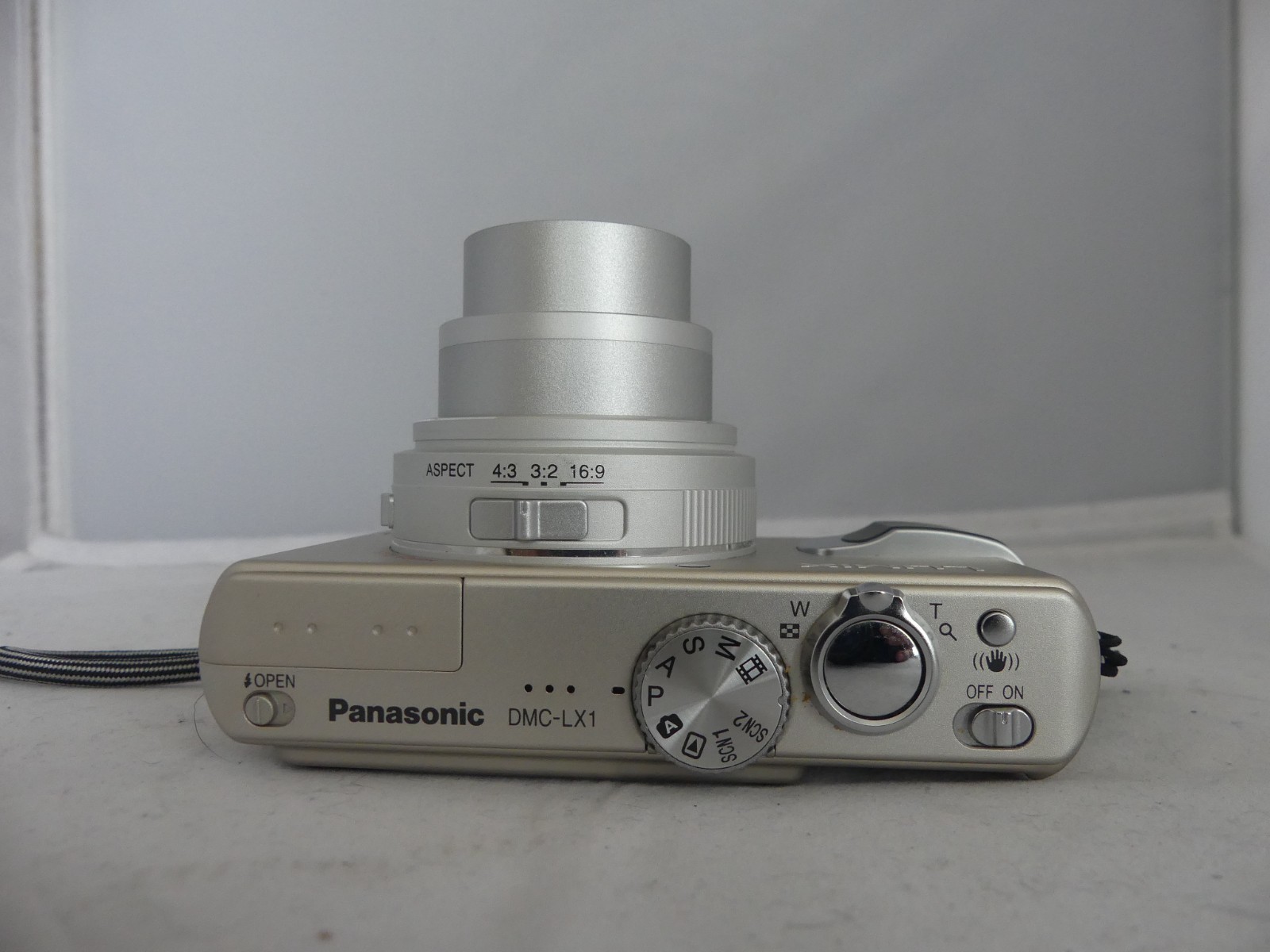 Panasonic LUMIX DMC-LX1 8.4MP Compact Camera Black 4x Zoom w/ Charger & Box.