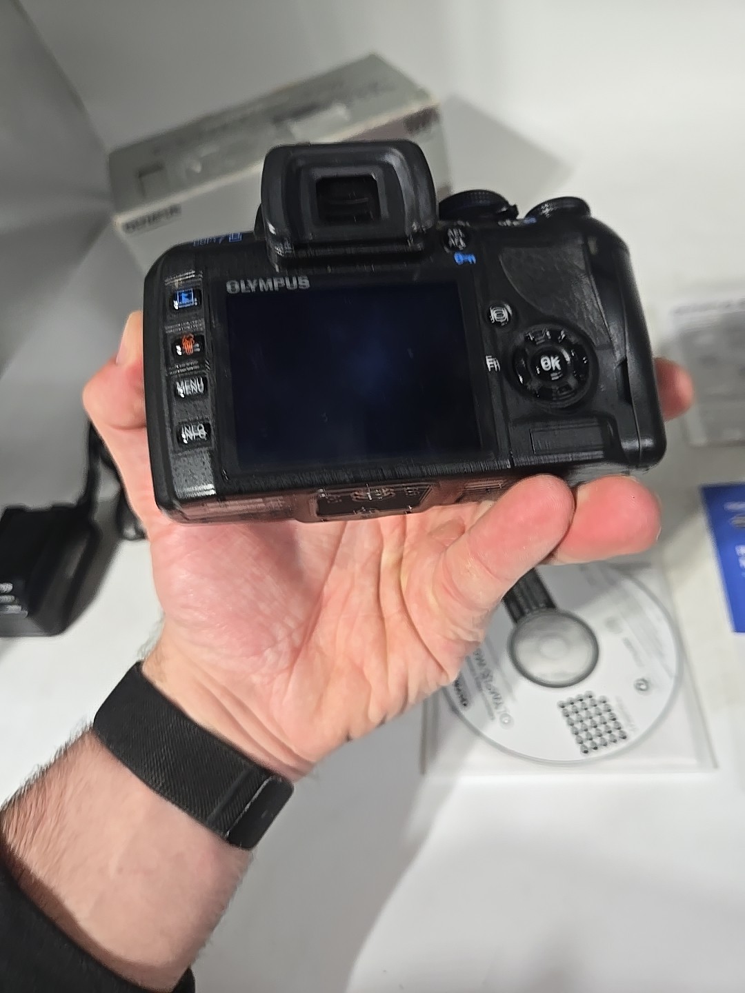 Olympus E-420 10.0MP DSLR Olympus Zoom 14-42mm Complete W/ Charger, Battery, Man