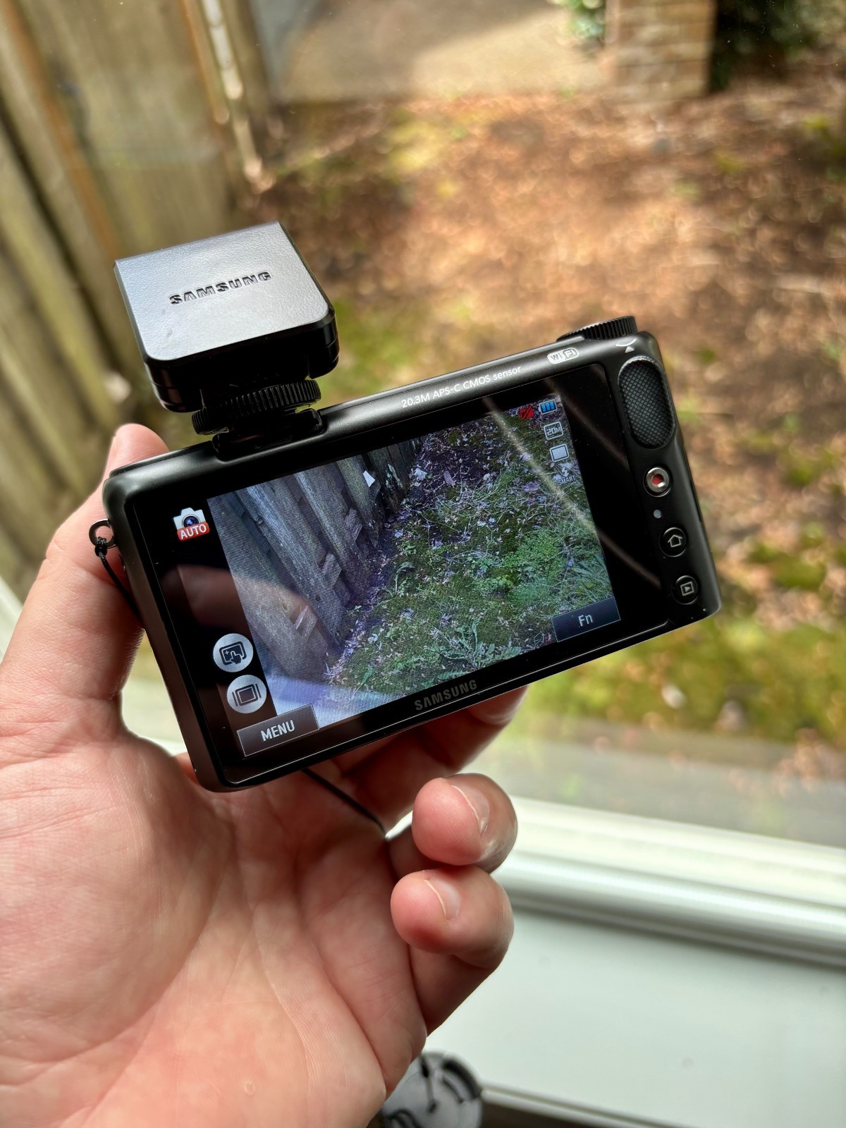 Samsung NX2000 20.3MP Mirrorless Digital Camera with 20-50mm Lens and SEF-8A Sho
