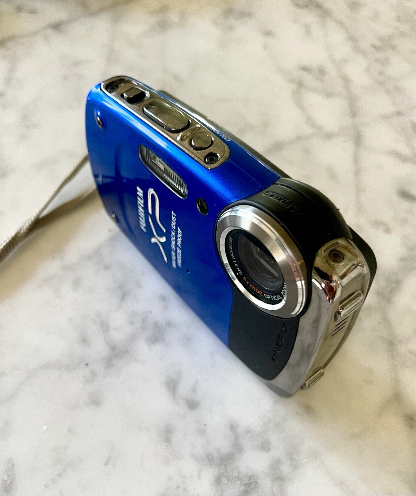 Fujifilm FinePix XP 14-16.9MP Waterproof Shockproof Freeze Proof Blue w/ Case
