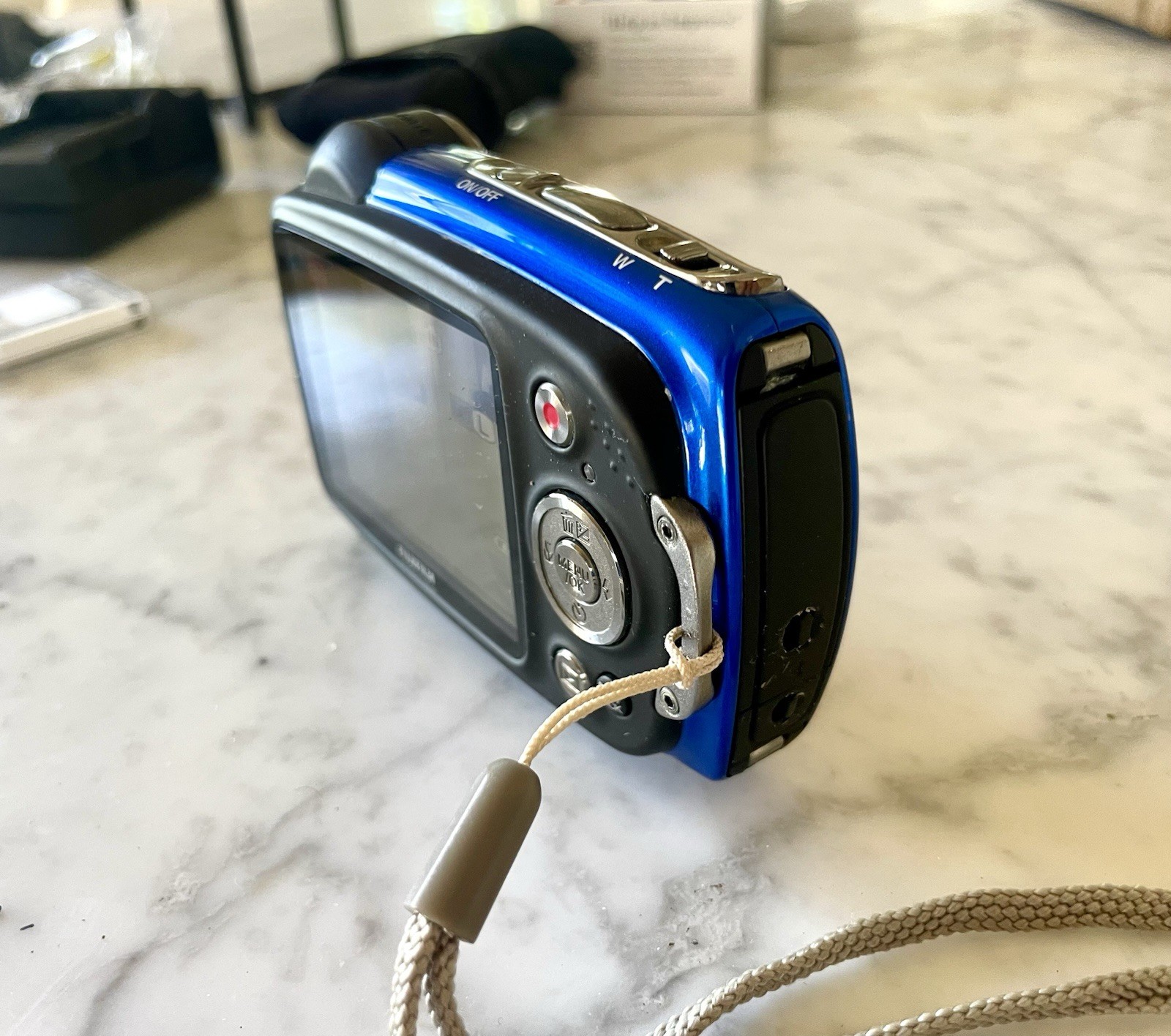 Fujifilm FinePix XP 14-16.9MP Waterproof Shockproof Freeze Proof Blue w/ Case