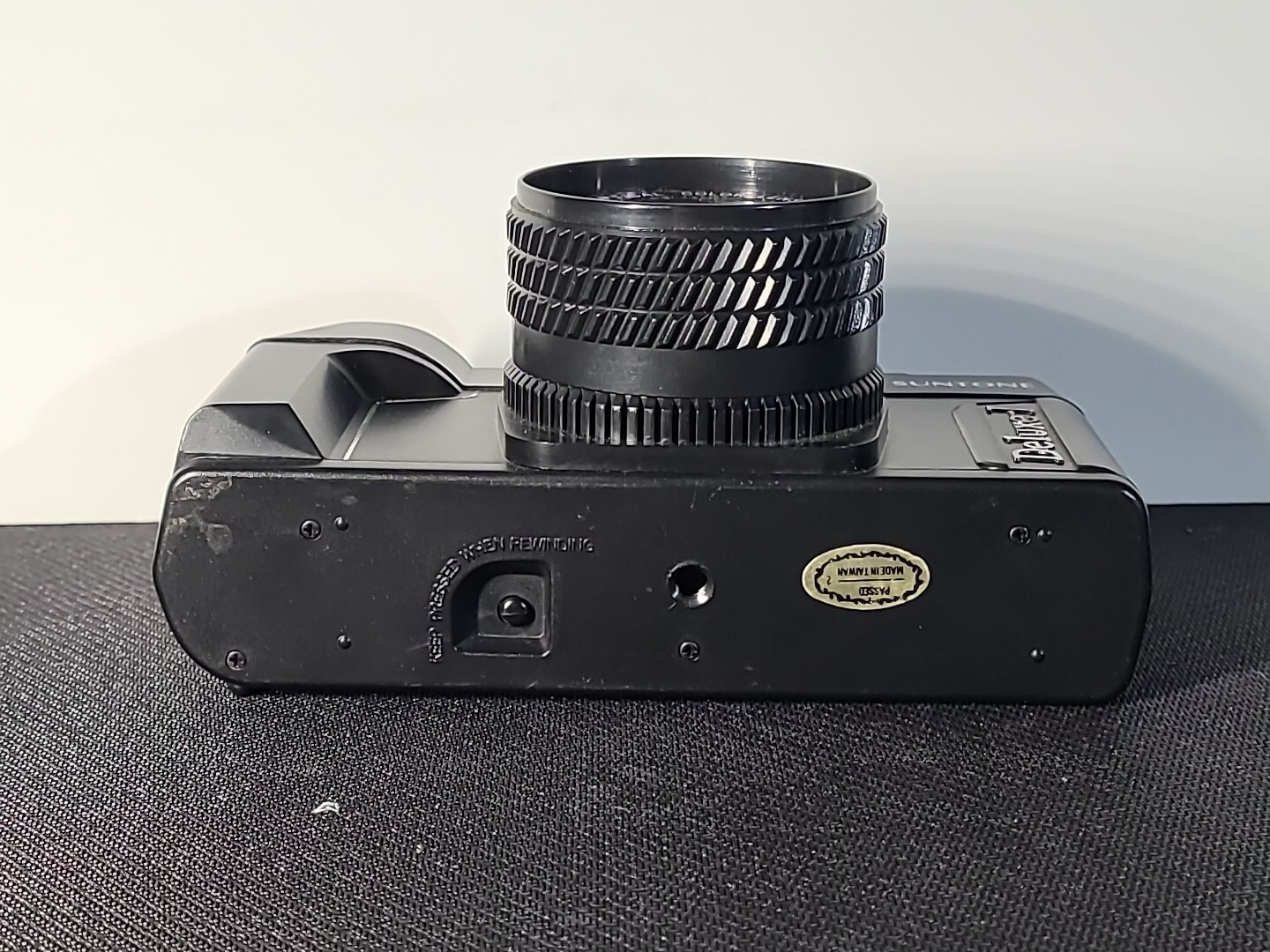 Vintage Suntone Deluxe-I MM500 Auto Fix Focus 50mm lens 35mm Camera Japan