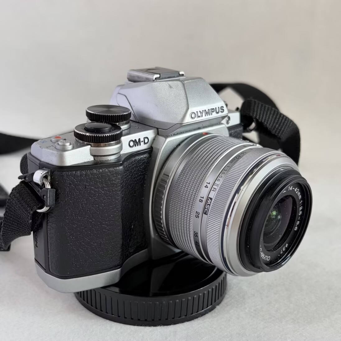 Olympus OM-D E-M10 Mark Mirrorless Digital Camera w/ 14-42mm EZ Lens (Silver)