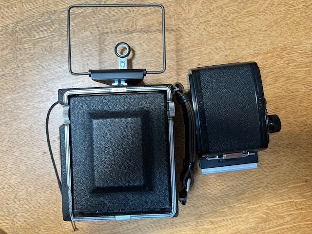 Graphic wide angle camera 47mm f/8 Super Angulon lens – Graflok – roll holder