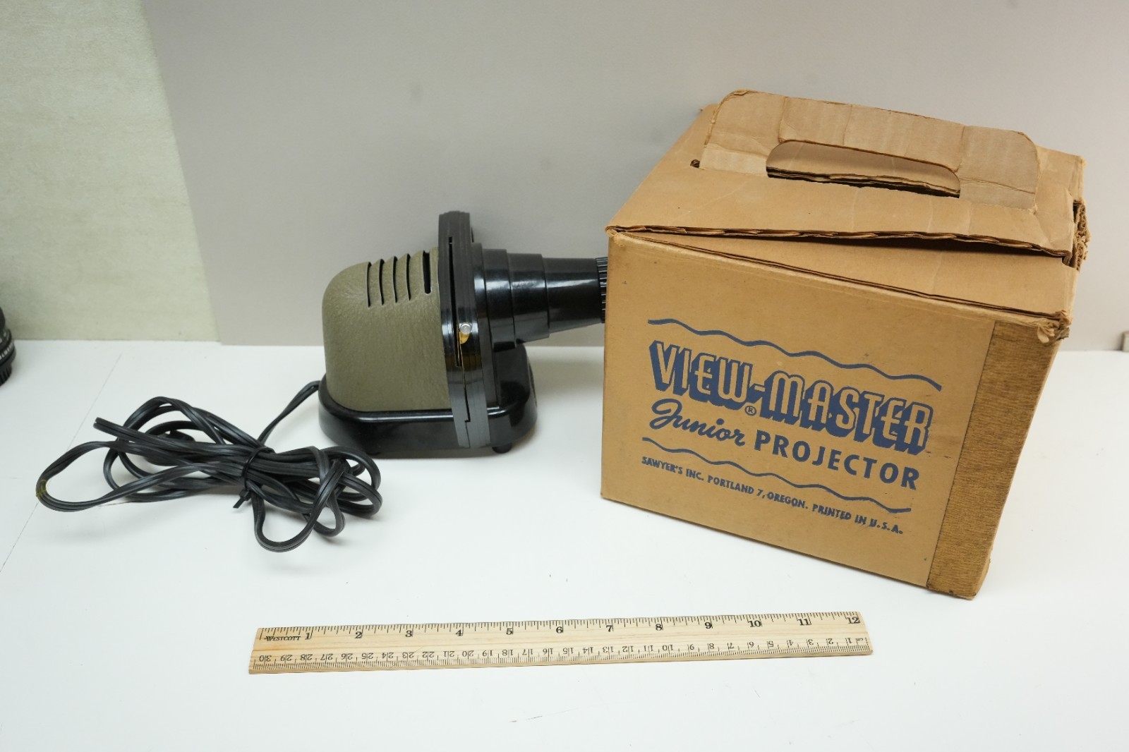 Vintage 1950s Sawyer’s View-Master Junior Projector original box. Working W/bulb