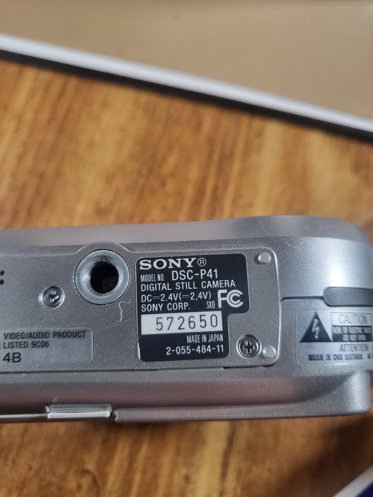 Sony Cyber Shot 4.1 Mega Pixel in Case Rechargable w/ Cords 3x zoom 2 Memory CAr