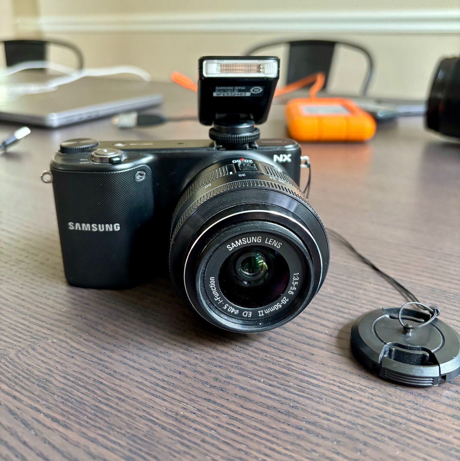 Samsung NX2000 20.3MP Mirrorless Digital Camera with 20-50mm Lens and SEF-8A Sho