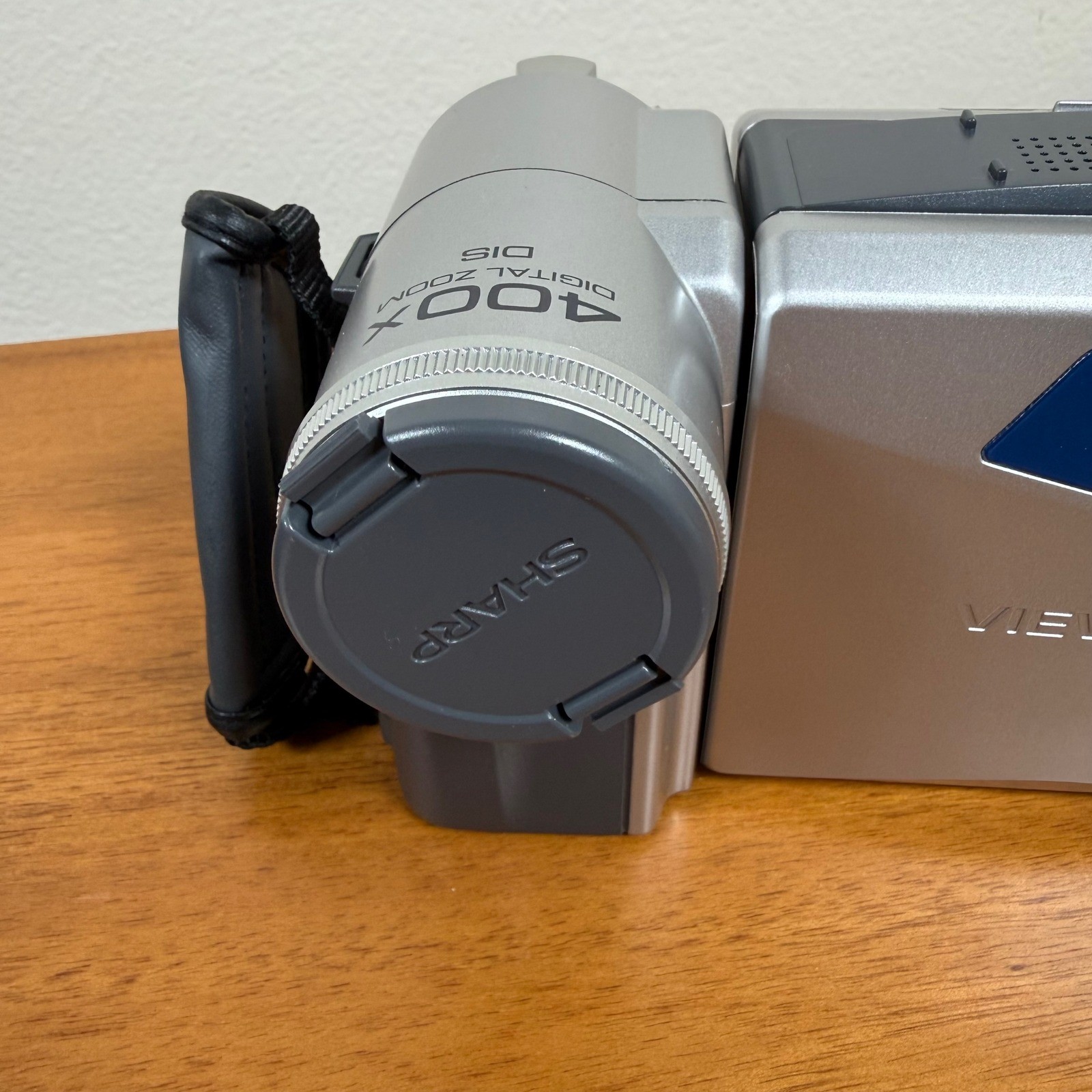Sharp Viewcam VL-AH151 Hi8 Camcorder 400x Digital Zoom w/ Accessories No Battery