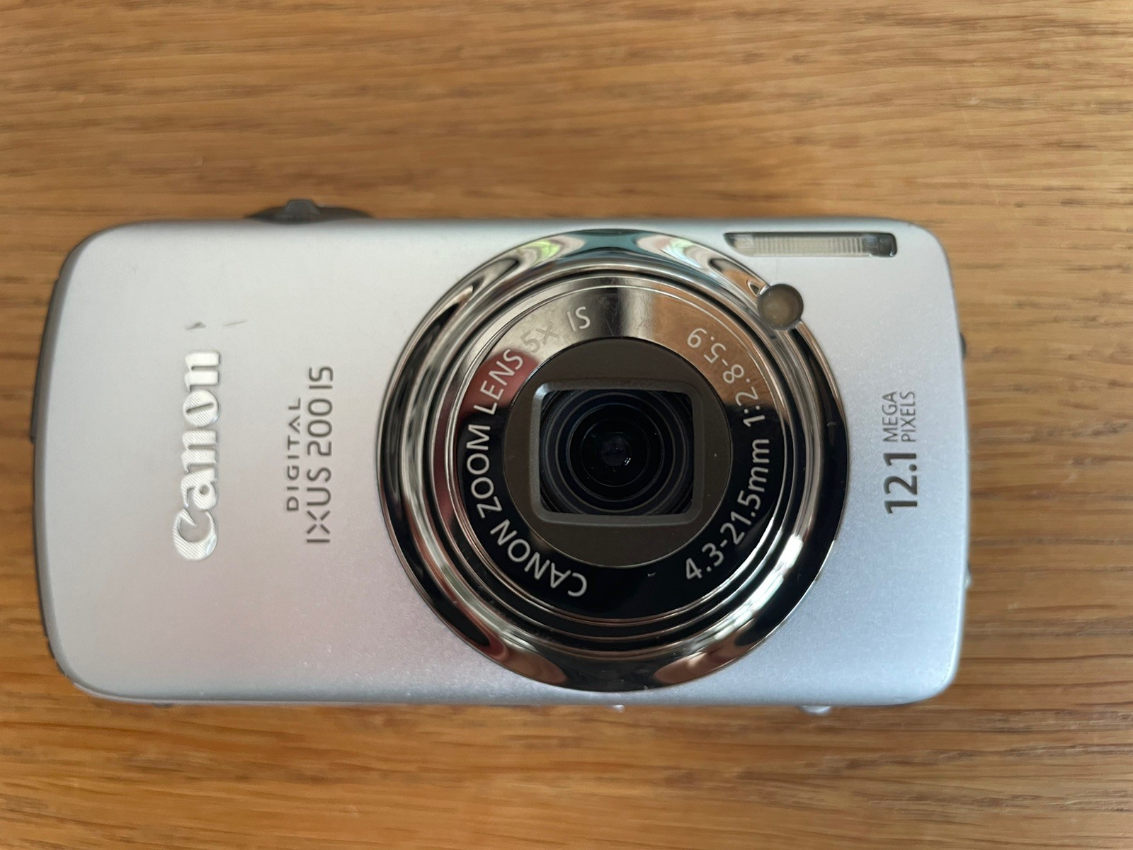 Canon IXUS 200 IS 12.1MP Compact Digital Camera Silver Boxed with Accessories