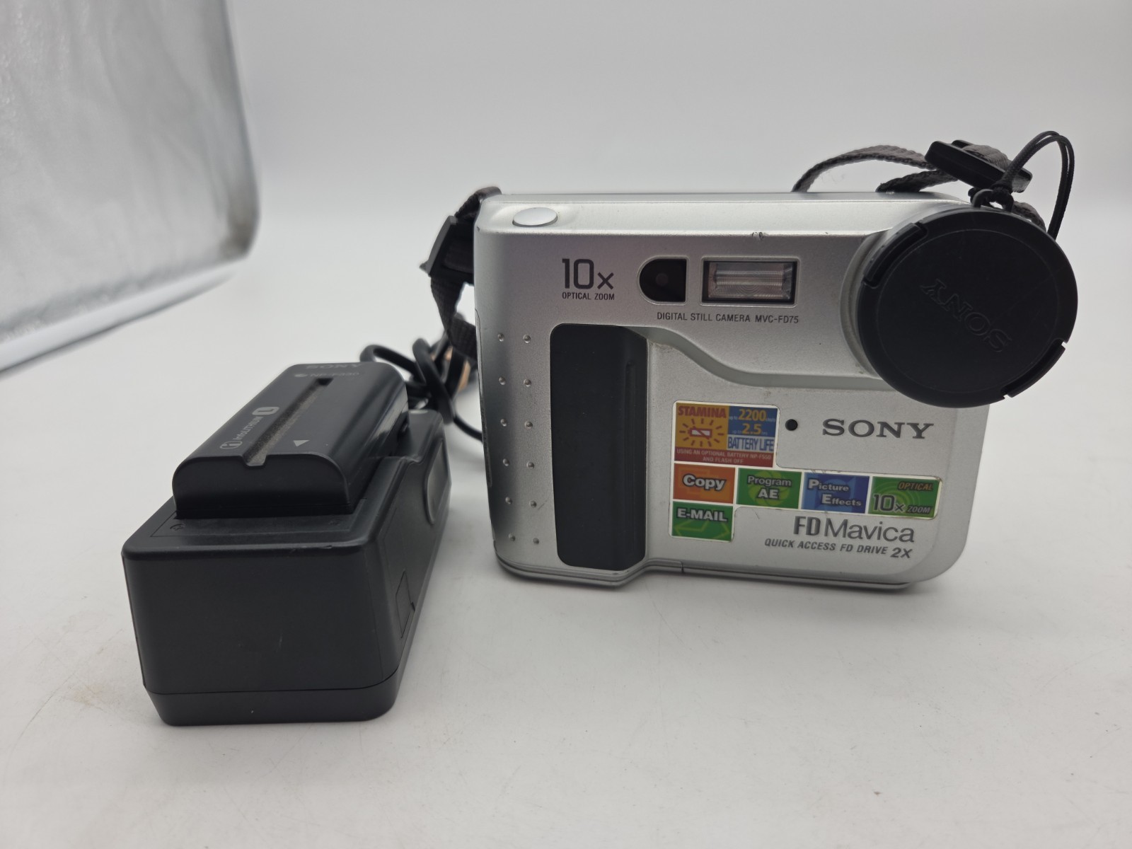 Vintage Sony FD Mavica MVC-FD75 Digital Camera .35 MP / 10x zoom w/ Charger batt