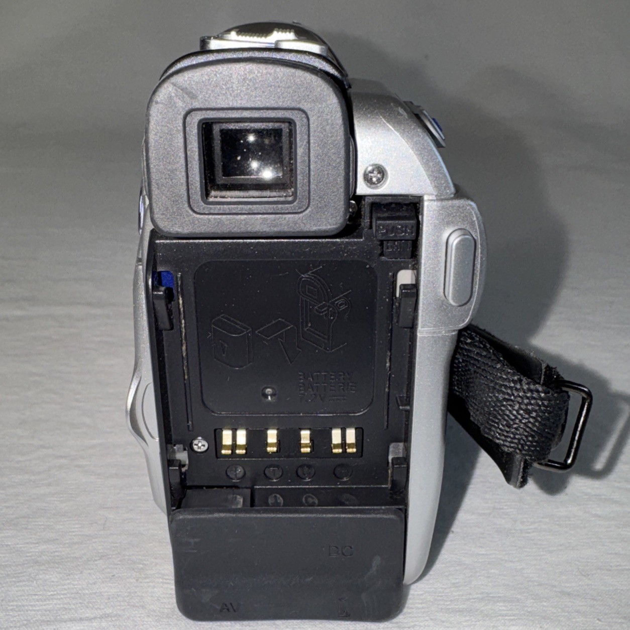 JVC Digital Video Camera Camcorder GR-D270U 25x Optical Digit Zoom Untested Read
