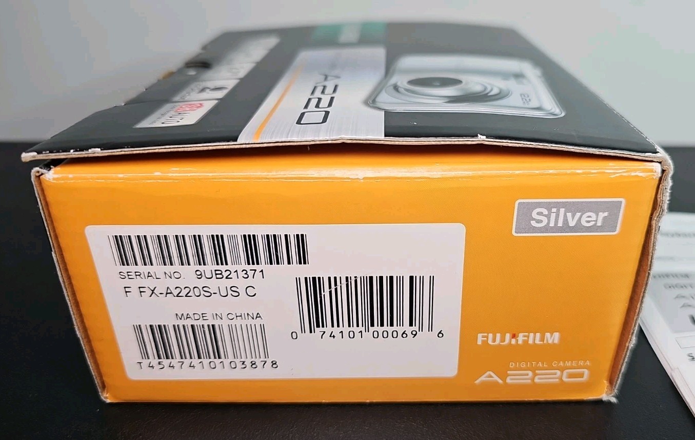 Nice Fujifilm Finepix A220 Compact 12.2MP Digital Camera Silver – TESTED -Read~~