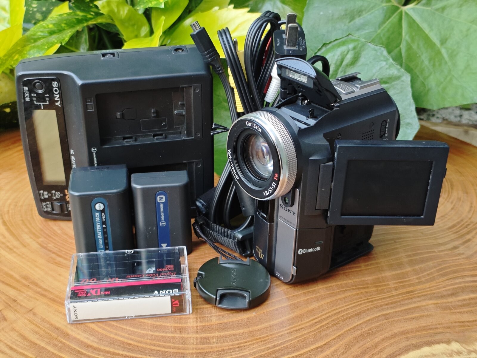 1044423 Sony DCR-PC300 MiniDV Camcorder Nightshot NTSC Tested w/ Charger Battery