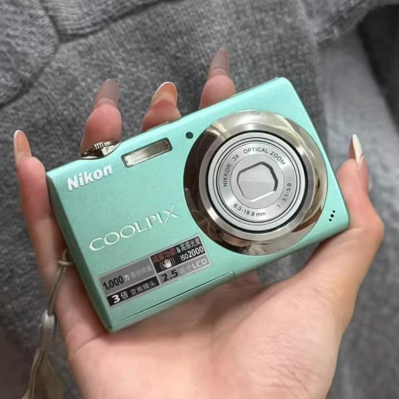 Nikon Coolpix S220 10.0MP 3x Zoom Compact Digital Camera English Language Gift